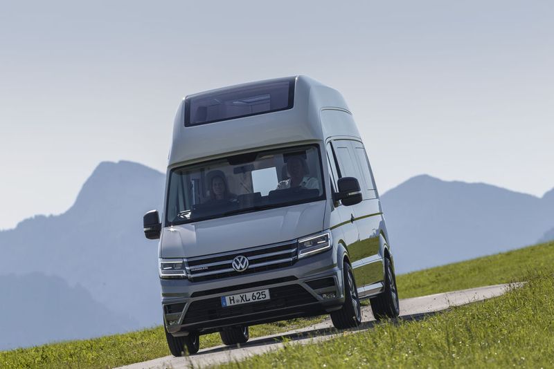 Von außen präsentiert sich die rollende Fünf-Raum-Wohnung mit der Zweifarb-Lackierung ganz im Geiste des erfolgreichen T6-Californias. (VW)