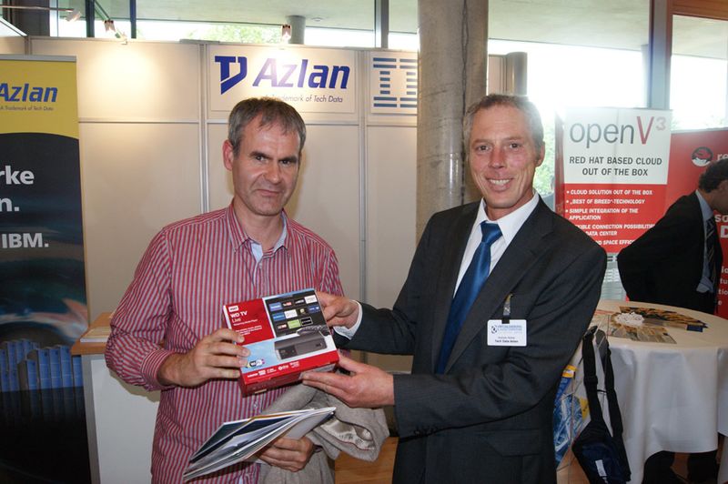 Andreas Weber von Tech Data Azlan (re.) überreicht den Verlosungsgewinn. (Archiv: Vogel Business Media)