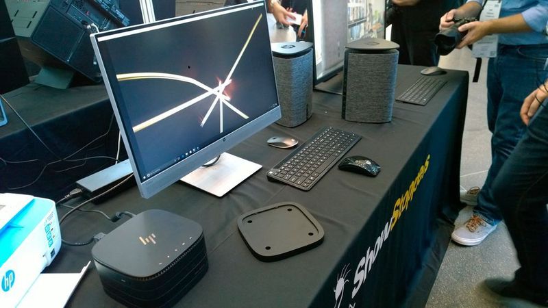 Der HP Elite Slice besteht aus kombinierbaren Modulen, die ohne Kabel über USB-Typ-C verbunden werden. Im Hintergrund ist der Pavilion Wave mit 360-Grad-Lautsprechersystem zu sehen. (Vogel IT-Medien)