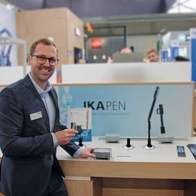 Matthias Frey mit dem neuen IKA PEN: einer elektronischen Pipette im Stift-Design. (Bild: VCG – Lüttmann)