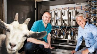 Zur Bestimmung der besten Pumpenlösung wandte sich Gerrit Brinkman (rechts), Projektmanager bei Technology Unlimited, an Gerrit Klaassen (links), Commercial Director bei Holland Air Pumps. Die Feinschmecker-Ziege(n) freut’s ... (Almatec;© rostyle - stock.adobe.com; [M] GötzelHorn)