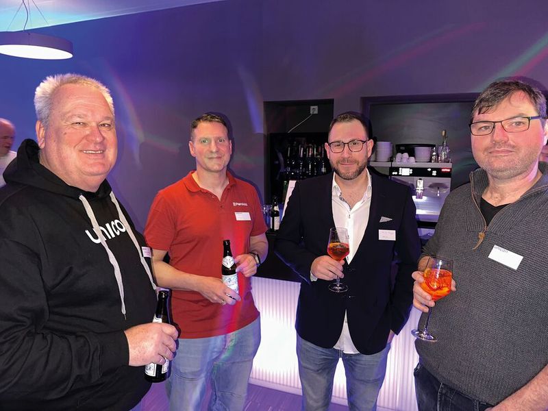 Eric Schreyer (Unicon) mit Marco Raffel (Parallels), Philip Brugger (Alludo) und Steven Dewinter (Alludo Parallels Awingu), die irgendwie in der selben Firma arbeiten.  (Bild: Vogel IT-Medien )