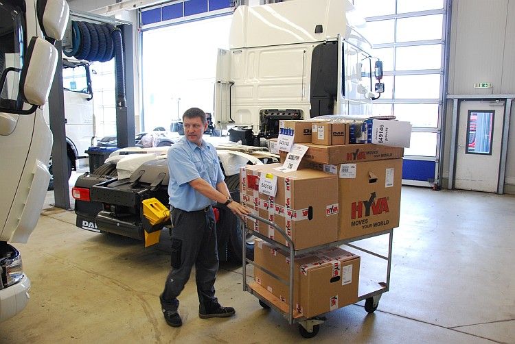 Das „Runnen“ der Ersatzteile gehört zum ausgefeilten Werkstattprozess. Mechaniker sollen schrauben und nicht laufen. (Foto: Rosenow)