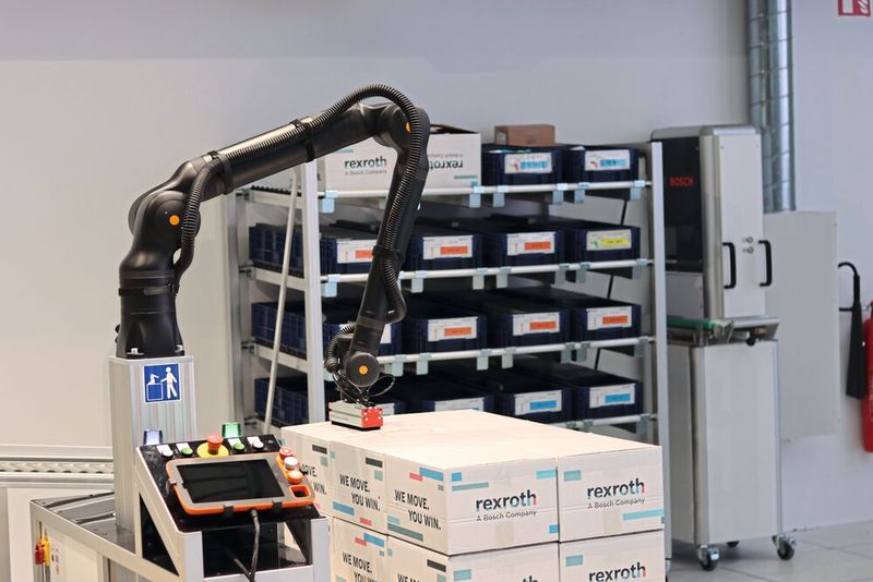 Ein flexibel programmierter und verketteter Cobot stapelt die Pakete in der Modellfabrik. (Bild: Ralf Steck)