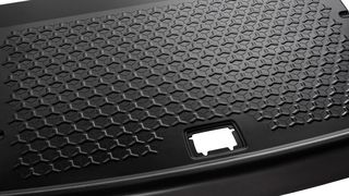 Green & Light Automotive Components, ein innovatives Unternehmen mit Sitz in China, hat eine reinigungsfähige Oberflächenhaut für den Ladeboden im Automobil eingeführt. Diese basiert auf einer mit Elastoflex von BASF ausgeschäumten Papierwabe. Die B-Seite des Ladebodens ist nun erstmalig mit einer Elastoskin-Haut, einem Polyurethansystem von BASF überzogen. (BASF)