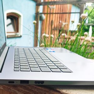 Die USB-C-Schnittstelle ohne Thunderbolt-4-Funktion dient gleichzeitig als Ladebuchse.(Bild:  Vogel IT-Medien)