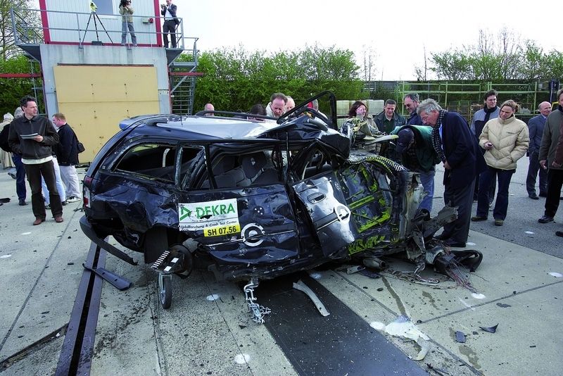 Hier kommt es auf jeden Schweißpunkt an: simulierter Frontalcrash mit 97 km/h auf einen Stahlpfosten. (Foto: Dekra)