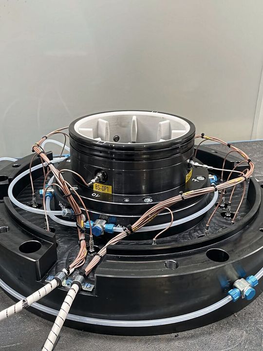 Pumpenentwicklung: Außenansicht einer instrumentierten Komponente, die mit Drucksensoren und Verkabelung ausgestattet ist.(Bild:  Kistler Gruppe)