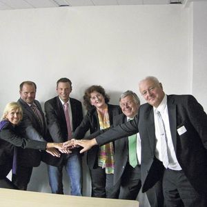 Das Spezialistenteam im Einsatz für das neue Rechenzentrum des EDV-Centrums für Kirche und Diakonie: Cécile Willems, Leitung Vertrieb Bildung, Forschung & Gesundheitswesen bei Cisco Deutschland; Gottfried Ostendorf, Sales Manager IT im Vertriebsteam Kirchen und Soziales von T-Systems; Michael Otto, Bereichsleiter Meldewesen, IT und Fundraising beim ECKD; Dorothe Brohl, Account Manager bei Cisco Deutschland; Willi Hanselmann, Geschäftsführer des ECKD; Wolfgang Stender, Leiter Vertriebsteam Kirchen und Soziales von T-Systems 