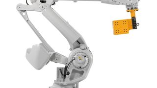Der neue Schwerlastroboter IRB 8700 von ABB realisiert eine große Reichweite, hohe Handhabungskapazität, nachhaltige Performance bei gleichzeitig guter Wirtschaftlichkeit für den Anwender. (Bild: ABB)