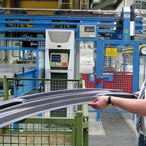 Markus Löcker, Leiter Vorentwicklung bei Kirchhoff Automotive Deutschland GmbH: „Mit der neuen Warmumformlinie von AP&T haben wir für die Zukunft richtig investiert.“ Bild: Kuhn