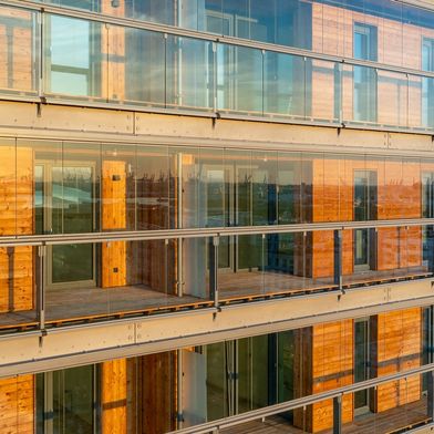 Das Holzhochhaus „Roots“ in der Hamburger Hafencity: Balkonverglasungen und pfostenlose Glasgeländer an einem konstruktiv wie organisatorisch anspruchsvollen Holzbau.
 (Bild: Architekturfotografie Bach)