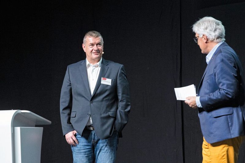 Michael Maier, Geschäftsführer von Maier Machines, präsentiert am Beipiel einer individuell angepassten Kundenlösung, die Möglichkeiten wenn Kunde und Maschinenbauer eng zusammenarbeiten. (Thomas Entzeroth)
