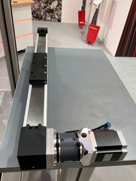Isel hat eine Lineareinheit mit Zahnriemenantrieb für staubige und schmutzige Umgebungen entwickelt. Sie erreicht eine Vorschubgeschwindigkeit von bis zu fünf Meter pro Sekunde. Ein Schutzstreifen hält Schmutz draußen. Der Streifen wird unter dem Schlitten magnetisch angehoben, weshalb sich das System beispielsweise sehr gut für die Bearbeitung von Holz eignet, nicht aber für die von Eisen.  (Bild: dm)