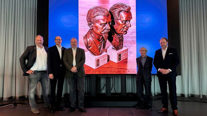 Während der Preisverleihung im Audi Museum Mobile (v. l.): Leif Rohwedder (Geschäftsführer), Prof. Dr.-Ing. Ralph Mayer (erster Vorsitzender) und Peter Diehl (zweiter Vorsitzender der AHG) sowie die Preisträger Roger Gloor und Karsten Arndt. Im Hintergrund die Maybach- und die Metternich-Büste(Bild:  Automobilhistorische Gesellschaft)