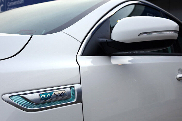 Ansprechend in die Seitenlinie integriert liegt das Eco-Hybrid Logo. (Foto: Thomas Günnel)