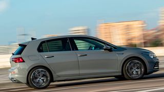 In den ersten fünf Monaten 2020 kam der VW Golf hierzulande auf 49.909 Neuzulassungen. Das waren 43 Prozent weniger als im Vorjahreszeitraum, in dem die Händler noch die Vorgänger-Generation verkauften. (Bild: Volkswagen)