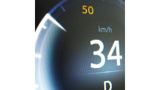 Die Tachonadel liegt nicht wie bisher mit dem Drehpunkt in der Mitte des Tachos, sondern läuft am Rand des äußeren Displaybereiches entlang. Die Anzeigen-Performance wird so nicht gestört. (Bild: Form & Drang)