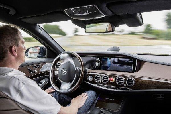 Mercedes-Benz S 500 INTELLIGENT DRIVE: autonom durch Überland- und Stadtverkehr (Mercedes-Benz)
