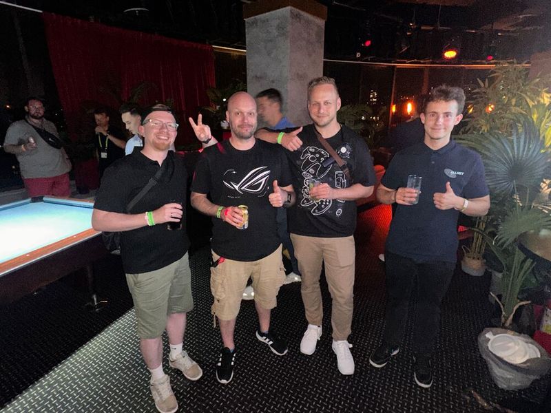 Warum kommt man zu so einem Event? Um sich kennen zu lernen. (v. l.) Hinkowicz (Content Creator), Rene Schlüter (BastelNerd), Patrick Wolter (nerdover) und Felix Benz (Allnet). (Bild: Vogel IT-Medien)