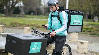 Boxbote-Kurier beim Checken der nächsten Route. Derzeit ist ein Insolvenzverwalter auf der Suche nach neuen Investoren. (Bild: Boxbote)