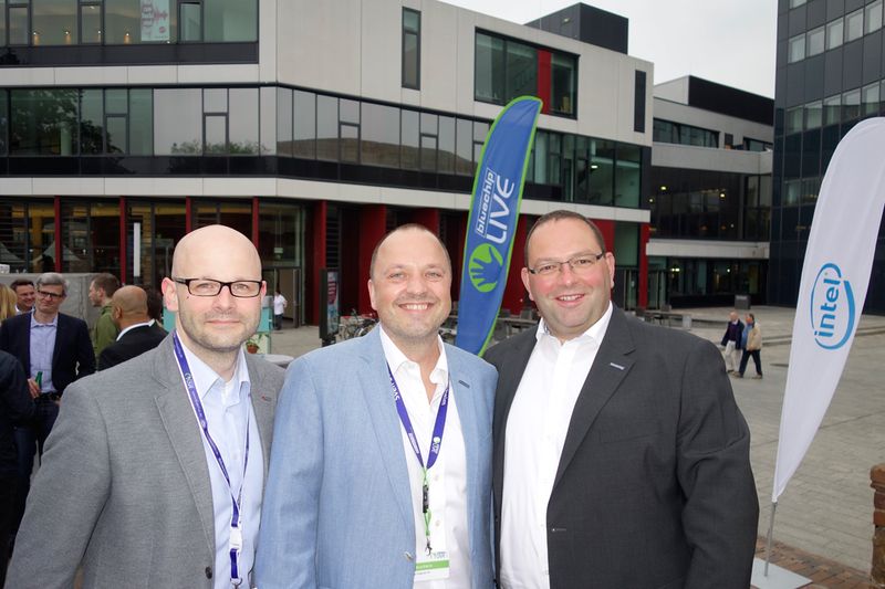 Zufriedene Gesichter bei (v. l.) Markus Isenecker, Geschäftsleitung one.de, Sven Buchheim, Vorstand bluechip, und Hubert Wolf, Vorstandsvorsitzender,bluechip. (Bild: IT-BUSINESS)
