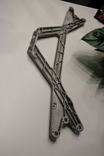 Diese Domstrebe für den Audi A8 konnte Stihl Magnesium Druckguss 28 % leichter machen als das Vorgängerprodukt aus Aluminium. (Itasse)