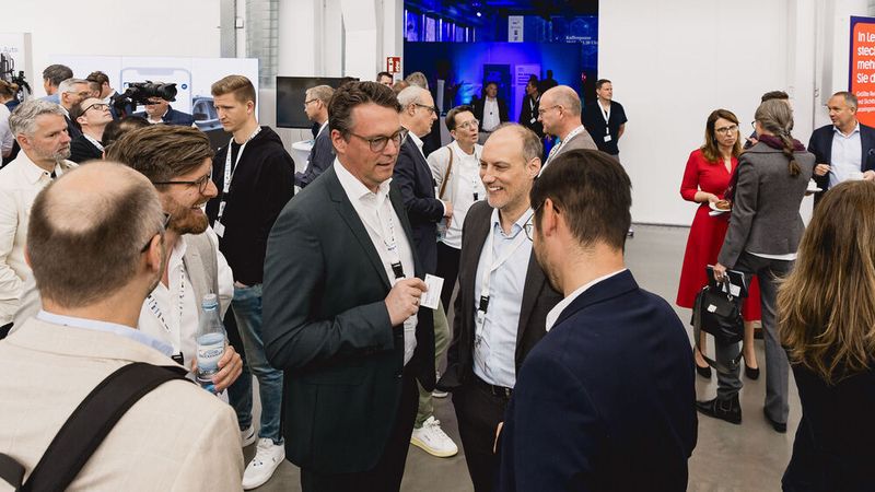 Die Pausen wurden genutzt, um mit den Teilnehmern der Podiumsdiskussion ins Gespräch zu kommen. (Stefan Bausewein)