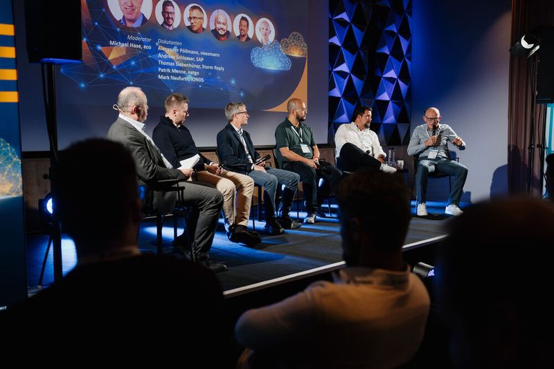 Der letzte Programmpunkt: Moderator Michael Hase führte durch die Diskussionsrunde über den Weg zu mehr Unabhängigkeit und praktische Ansätze für digitale Eigenständigkeit. (Bild: Manuel Emme Fotografie)