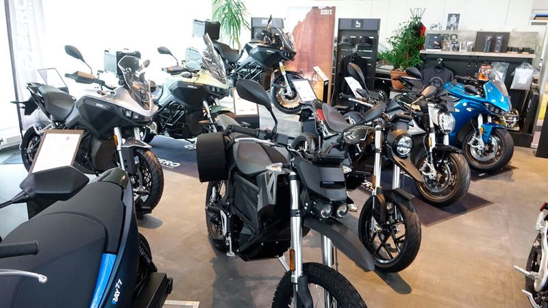 Wer die erste Etage des Firmengebäudes erklimmt, staunt nicht schlecht, denn hier präsentiert Richter & Zech ein wahres Elektro-Eldorado für Zweiradfans. (Bild: Dominsky – VCG)