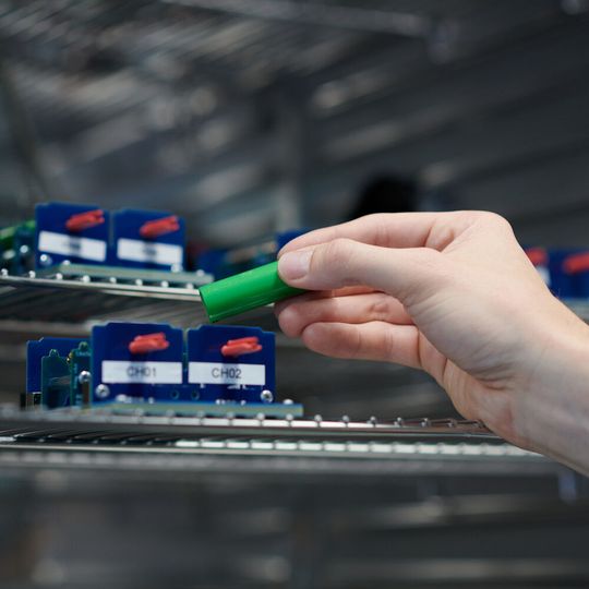 Blick ins Batterielabor von Twaice: Senior Technical Solution Engineer Dr. Matthias Simolka zeigt die Akkutrends 2023 auf. Blick ins Batterielabor von Twaice: Senior Technical Solution Engineer Dr. Matthias Simolka zeigt die Akkutrends 2023 auf.