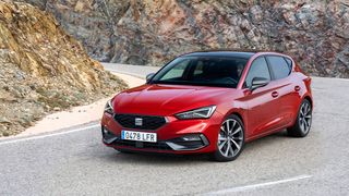 Optisch gibt es deutliche Unterschiede zwischen Leon und Golf. Der Seat hat ein anderes Tagfahrlicht und markantere Konturen im Blech. (Bild: Seat)