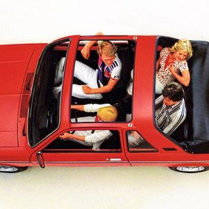 Eine Limousine mit Targa-Dach und abnehmbarer Kunststoffheckscheibe: Das war der „Aero“, den es ab 1976 gab. Wohl auch aufgrund seines Preises – er kostete rund die Hälfte mehr als ein normaler Kadett – konnte Opel lediglich 1.341 Einheiten bis 1978 absetzen und nahm den  Aero wieder aus dem Programm.(Bild:  Opel Automobile GmbH)