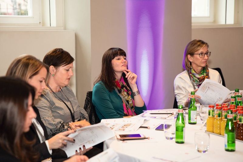 Die Lenovo Frauen lauschen gespannt den Vorträgen. (Vogel IT-Medien)