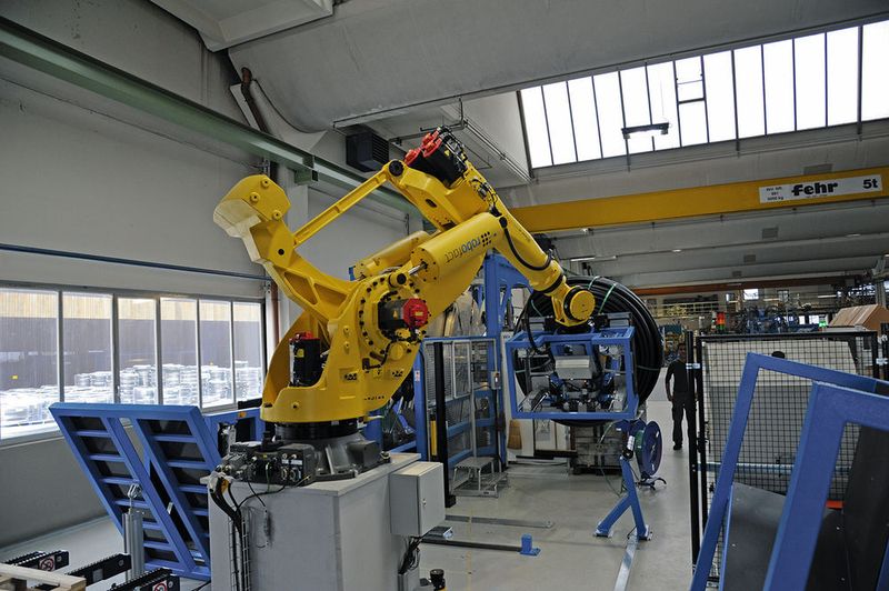 Bei Jansen überlässt man die Manipulation von schweren Rohrbunden einem Roboter, mit dem sich die Aufgabe gegenüber einem Kran in der halben Zeit erledigen lässt. (Fanuc)