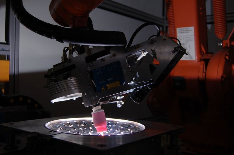 Das Adaptive Vision System I von Robo-3D-Vision ist auf das dreidimensionale Rohr-Rohrboden-Schweißen spezialisiert. Hier kommt ein Scanner zum Einsatz, der sich aus zwei Kameras, einem Abstandsensor und einem Linienlaser zusammensetzt. Bild: Robo-3D-Vision (Archiv: Vogel Business Media)