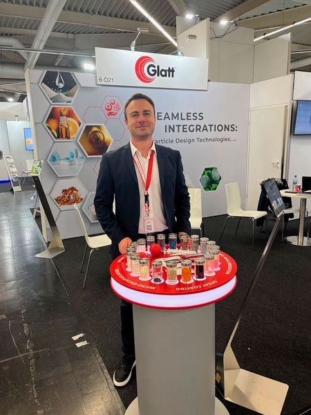 Ilja Gorodetsky von Glatt Ingenieurtechnik am Messestand. Mit dem „Glatt ProCell LabSystem“ ist die Agglomeration von Pulvern, Pulverbeschichtung oder Coating von Partikeln möglich. (Bild: SCHÜTTGUT)