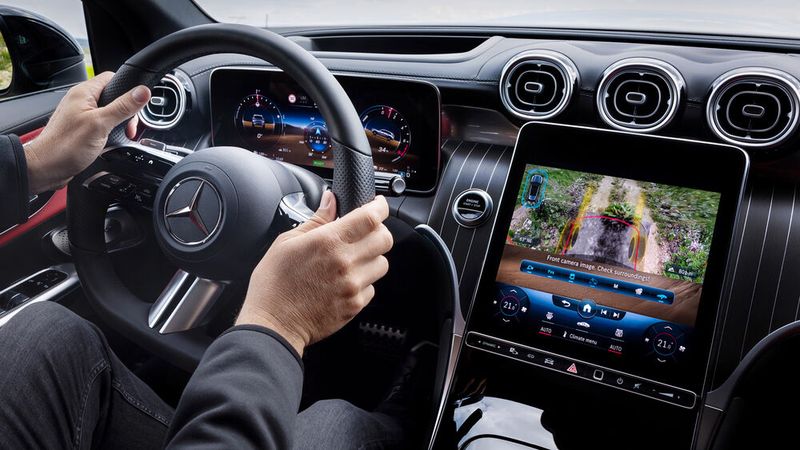 Das Infotainment MBUX sei nun noch digitaler und intelligenter, heißt es seitens des Herstellers. (Bild: Mercedes-Benz)