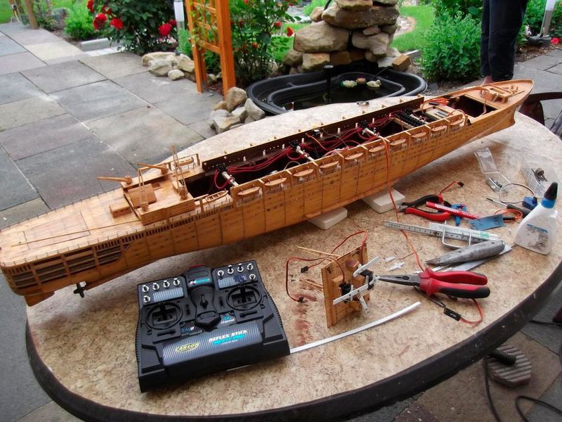 In den Schiffen steckt jede Menge Elektronik, damit die Boote ferngesteuert über den See gleiten können. (Lothar Bunscheit)