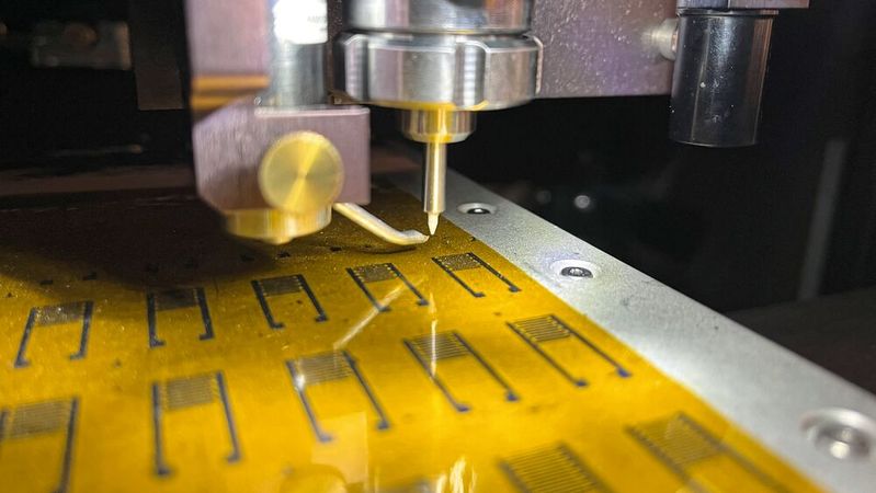 Ein Aerosol-Jet-Drucker in Hersams Labor trägt elektronische Tinten auf ein flexibles Polymersubstrat auf.(Bild:  Mark Hersam/Northwestern University)