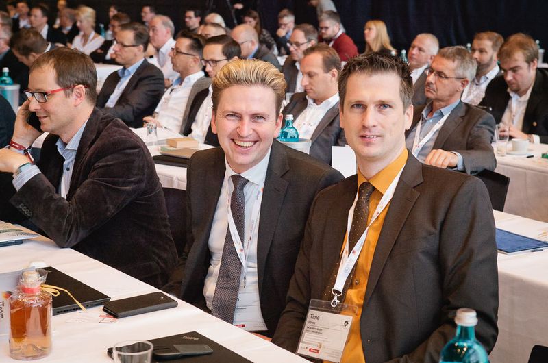 Gut gelaunt in den ersten Tagungstag (vorne v. l.): Carsten Bartsch (LIQUITCOM IT-Solutions) und Timo Hönes (DATAreform GmbH) (Astrid Piethan)