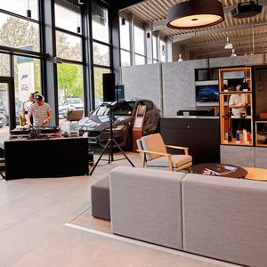 Entstanden ist die Markenvertretung in einem ehemaligen Citroën-Betrieb.(Bild:  Seat/Schneider-Gruppe)