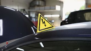 In den allermeisten Kfz-Werkstätten zählen Elektrofahrzeuge bereits zum Alltag und Reparaturen und Services zum Standardprozedere. (Bild: Catu)