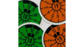 Jahreswechsel ist Farbenwechsel. Die ‚fällige‘ TÜV-Plakette ist 2019 orangefarben. (Tüv Nord)