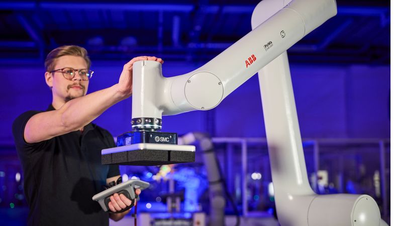 Mit der neuen Cobot-Familie PoWa schließt ABB Robotics die Lücke zwischen klassischen Cobots und herkömmlichen Industrierobotern. Damit können Hersteller schnellere Prozesse mit höheren Lasten automatisieren, während die charakteristischen Vorteile kollaborativer Robotik – Flexibilität, einfache Bedienung und geringer Platzbedarf – erhalten bleiben.(Bild:  ABB Robotics)