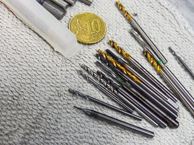 Die eingesetzten Werkzeuge, mit Durchmessern zwischen ein und drei Millimeter. Selbst ein qualifizierter Mann an der Maschine hört es nicht unbedingt, wenn solch ein Werkzeug bricht. (Bild: Uttec/Höhne)