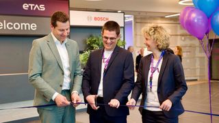 v. l.: OB Thomas Eiskirch, Standortleiter Christopher Pohl und Geschäftsführerin Nicolet Eglseder durchtrennen gemeinsam das Band zur offiziellen Eröffnung des neuen Etas-Gebäudes in Bochum. (Bild: Etas)