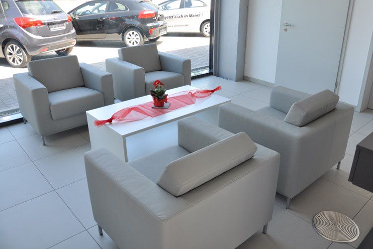 Der Wartebereich ist mit Möbeln aus dem Kia-Programm ausgestattet. (Foto: Wehner)