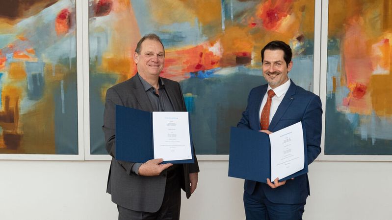 Kooperationsvertragsunterzeichnung zwischen der Technischen Universitaet Muenchen vertreten durch den Praesidenten Prof. Dr. Thomas Hofmann (rechts) und der Firma Oerlikon vertreten duch Prof. Dr. Michael Suess (links), Praesident des Verwaltungsrats(Bild:  Uli Benz / TUM)