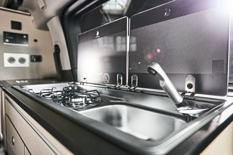 Im Inneren beherbergt der Crosscamp Proace eine Küche. (Bild: Hymer)